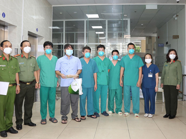 Chiến sĩ công an mắc COVID-19 nặng 'không thua gì bệnh nhân 91' được xuất viện