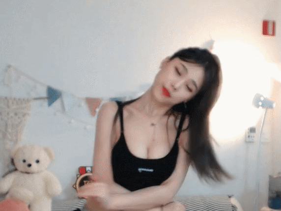 Cố tình khoe đồ lót khi nhảy múa trên sóng, nữ streamer ngay lập tức nhận án cấm kênh
