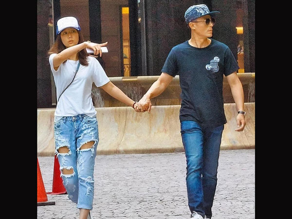 Chị em 30+ cứ mặc quần jeans lỗi như Lâm Tâm Như thì style sẽ không bao giờ khá lên được