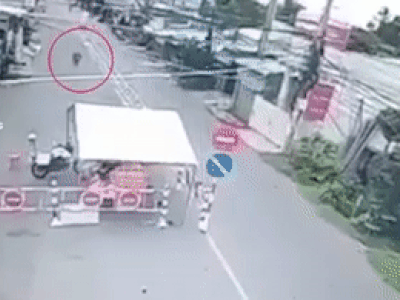 Nam thanh niên phóng xe máy như bay đâm xuyên chốt kiểm dịch, 2 nhân viên hốt hoảng lao ra ngoài
