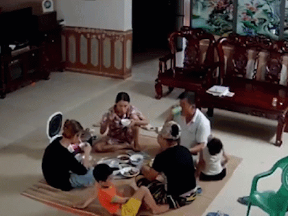 Video: Quạt trần rơi đúng mâm cơm khi cả gia đình đang ăn tối