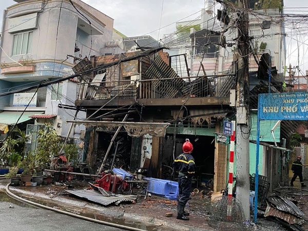 TP.HCM: 4 căn nhà bị cháy rụi bên hông cầu Chánh Hưng
