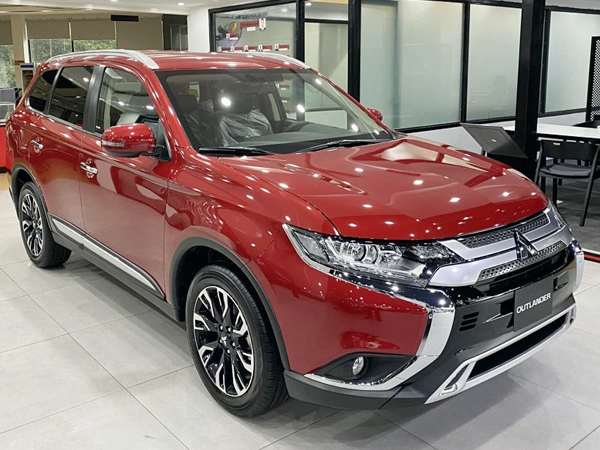 Mitsubishi Outlander giảm giá trăm triệu tại đại lý: Bản tiêu chuẩn từ 750 triệu đồng, rẻ nhất phân khúc, làm khó Honda CR-V