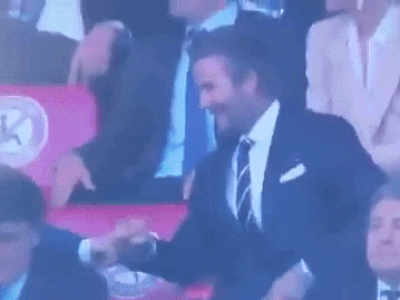 2 ông chú cực phẩm nhất Chung kết Euro 2020: Tom Cruise 59 và Beckham 46 nhưng 1 cái đập tay thôi cũng khiến thế giới chao đảo