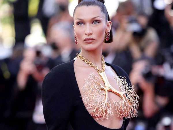 Bella Hadid chiếm sóng tại Cannes: Vòng 1 chỉ được che phủ bằng phụ kiện mạ vàng tạo hình 2 lá phổi