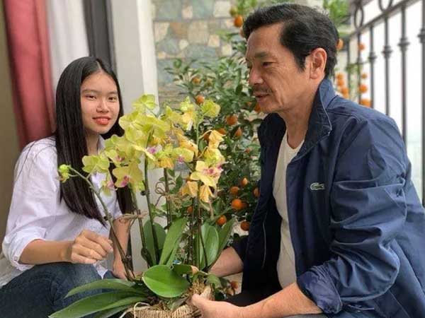 Con trai, con gái giỏi giang tự giành học bổng du học của NSND Trung Anh
