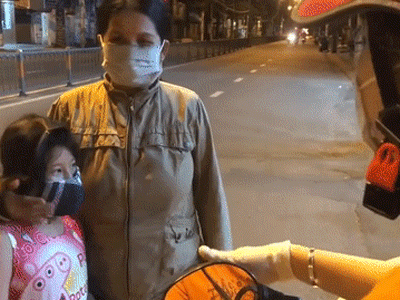 Cho được một túi bánh, cô gái trẻ mắng sa sả hai mẹ con nhận quà từ thiện: Cô về dạy lại con bé đi nha!