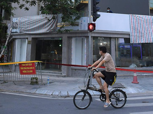 Hình ảnh Hà Nội phong tỏa nhiều điểm ở phố trung tâm khi phát hiện ca mắc COVID-19