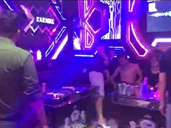 Bắt quả tang nhóm nam, nữ 'bay lắc' trong quán karaoke
