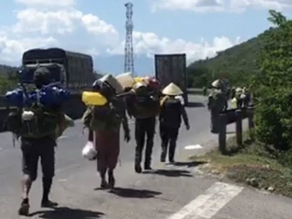 Không có xe khách về quê vì dịch Covid-19, đoàn 47 người tính đi bộ 400km từ Khánh Hòa về Quảng Ngãi