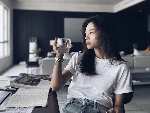 Ngô Thanh Vân rất chăm diện áo thun, nhưng có kiểu nàng 30+ không nên copy vì dễ thành 'cưa sừng làm nghé'