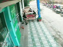 Đang ngồi uống nước, 3 thanh niên thất kinh khi thấy ô tô đỏ không rõ từ đâu bay tới