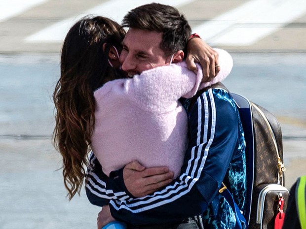 Biển người chào đón Messi và đội tuyển Argentina, khoảnh khắc ôm chầm lấy vợ gây xúc động
