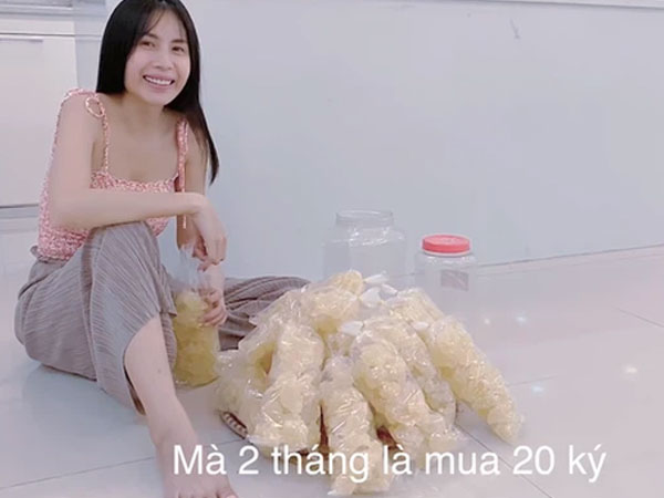 Giữa ồn ào khắc tên lên mai rùa, Thuỷ Tiên lại vướng tranh cãi khi bị 'đào' lại clip thương loài kiến đến mức bất ngờ