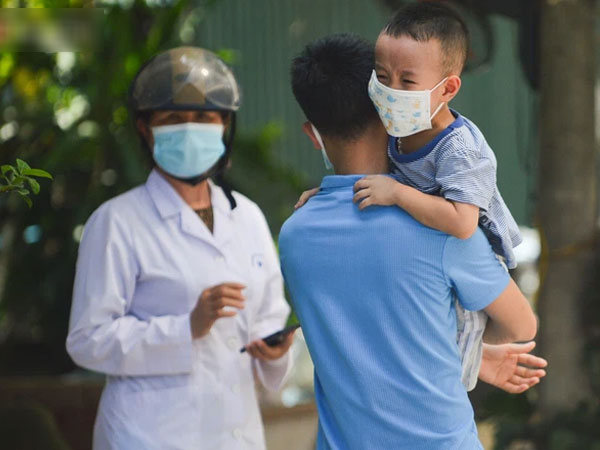 Hà Nội: Xót xa hình ảnh trẻ nhỏ đội nắng theo cha mẹ đi xét nghiệm Covid-19 trong khu cách ly