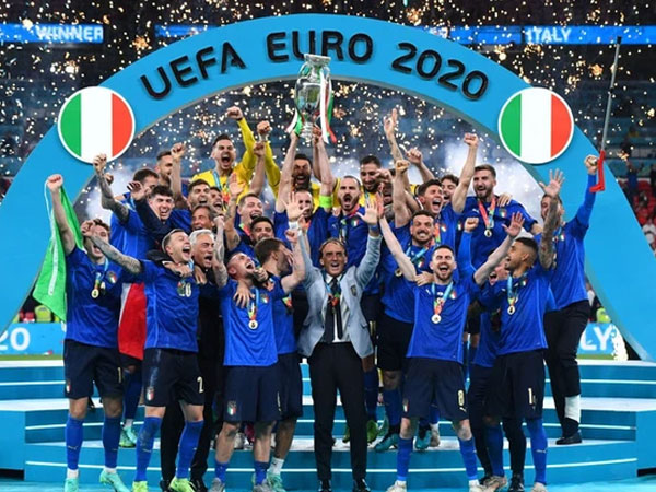 Ảnh: Italy nâng cao chiếc cúp vô địch Euro sau 53 năm chờ đợi