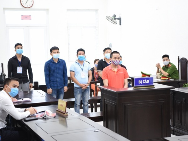 Ba anh em trong một gia đình lâm cảnh tù tội trong vụ án bắn người
