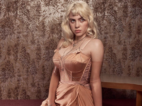 Billie Eilish nhận 'rổ gạch' vì lật mặt: Trước mặc kín mít với triết lý tránh bị soi, giờ tự lấy vòng 1 khủng đi 'khè' antifan?