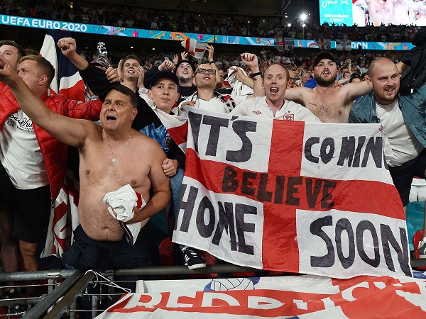 CĐV Anh đòi Thủ tướng Boris Johnson cho nghỉ lễ để 'nhậu' quên thất bại ở chung kết Euro 2020