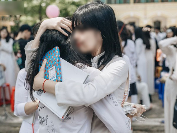 Vừa tha thiết nhắn nhủ cả lớp 'mãi bên nhau bạn nhé', nữ sinh đã khiến tất cả phải 'tức cái lồng ngực' vì hành động bất ngờ này