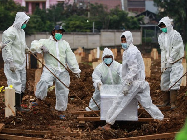 Dịch Covid-19 ở Indonesia: Sau xếp hàng vào bệnh viện là xếp hàng để được… chôn cất