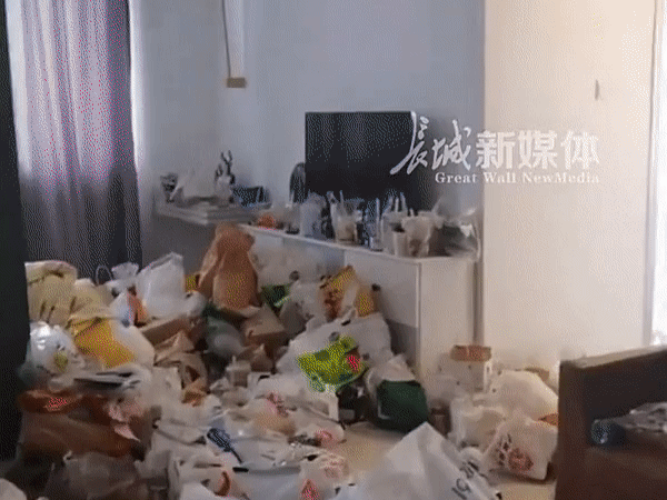 Yên tâm cho gái xinh thuê phòng, bà chủ nhà đến đòi tiền trọ thì 'chết lặng' với cảnh tượng kinh tởm bên trong liền gọi báo cảnh sát