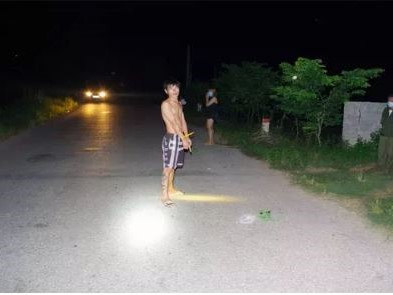 Đi tập thể dục đêm, cô gái trẻ bất ngờ bị thanh niên lao vào túm tóc, cứa cổ