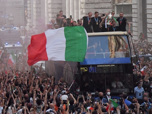 Nhà vô địch EURO diễu hành hoành tráng trên đường phố Rome