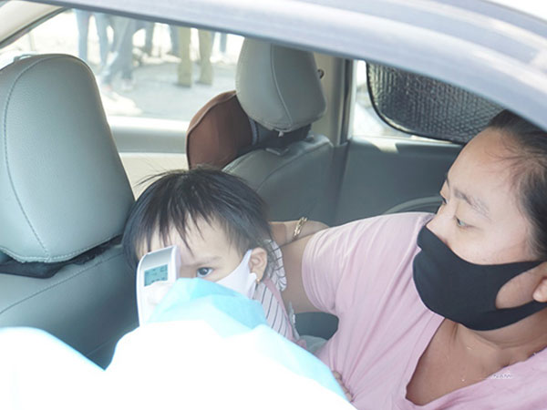 Cận cảnh gõ cửa từng nhà yêu cầu người dân khai báo y tế