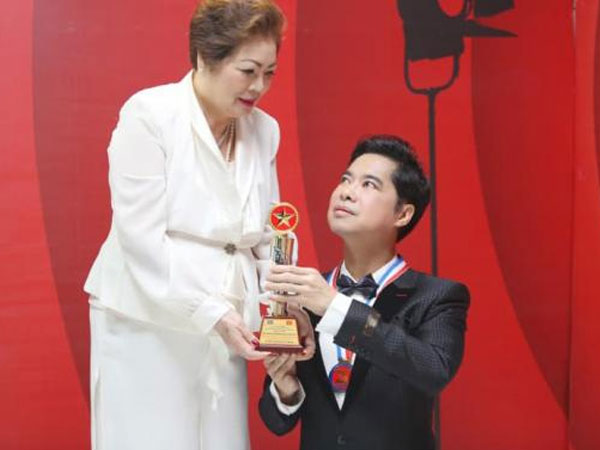 Xúc động trước những hành động hiếu thảo của Ngọc Sơn lúc mẹ còn sống, đáng chú ý nhất là thói quen đặc biệt mỗi khi đứng trước mẹ