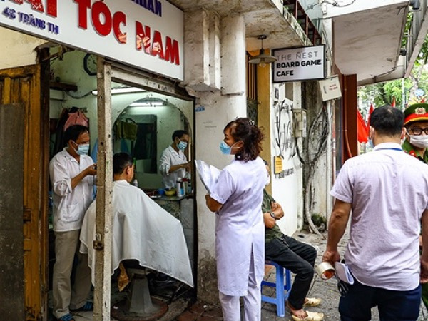 Quán cắt tóc hoạt động bất chấp dịch Covid-19, khởi tố vụ án hình sự