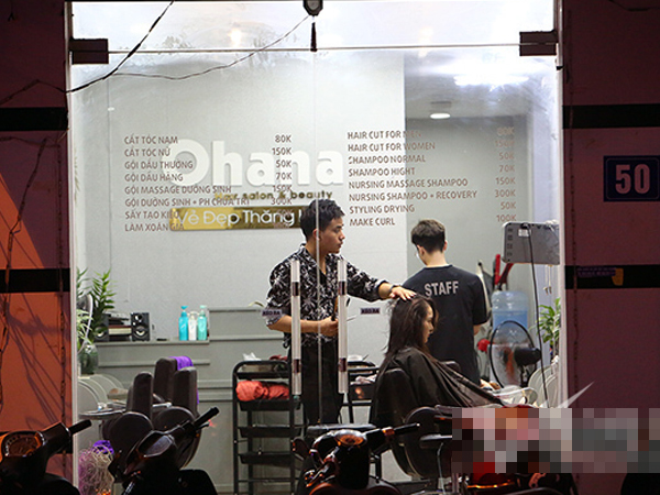 Hà Nội: Nửa đêm vẫn sáng đèn cắt tóc trước giờ đóng cửa