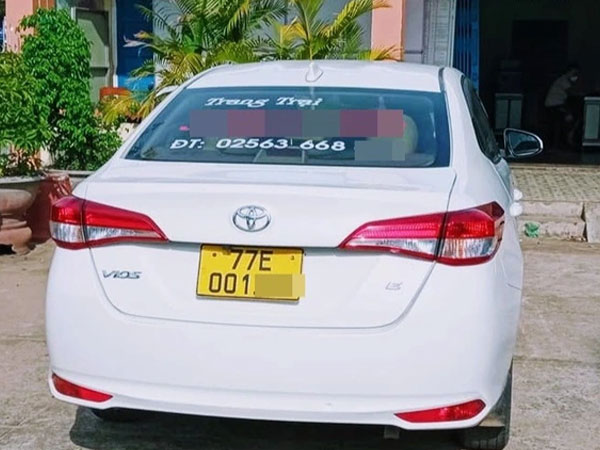 Đi rút tiền nhưng không có giấy xét nghiệm, nam thanh niên trốn trong cốp ôtô