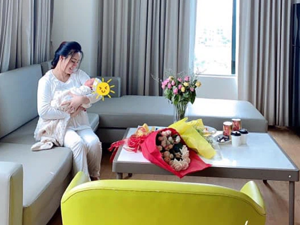 Vy Oanh gây xôn xao khi tháng 3/2021 công khai mang thai gần 8 tháng nhưng tới tháng 7 mới sinh con