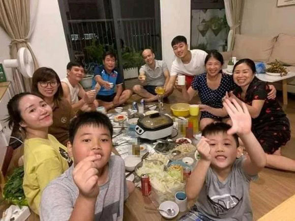 Bà xã Xuân Trường vừa xuất hiện trong ảnh lộ vẻ phát tướng rõ, dân tình ai nấy kéo nhau vào chúc mừng cả hai 'có tin vui'