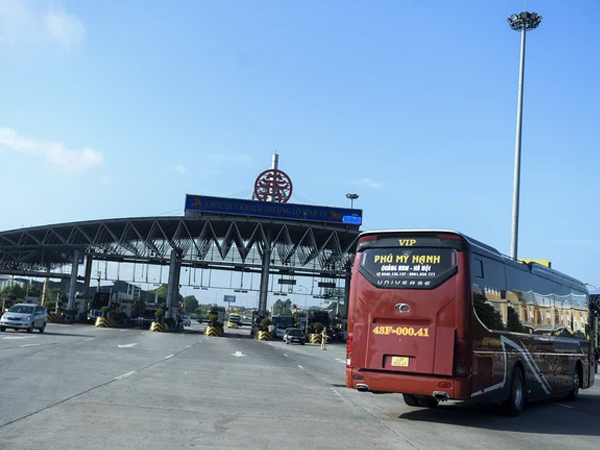 Chốt kiểm soát COVID-19 tại Hà Nội đi vào hoạt động, nhiều xe khách, xe tải phải quay đầu