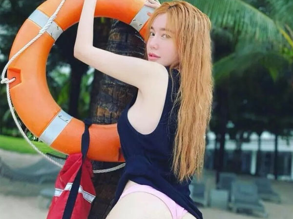 Elly Trần tung ảnh diện lại bikini cũ, đưa trực diện vòng 3 vào ống kính cực phản cảm