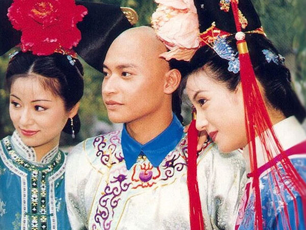 Bị bỏng nặng suýt mất dung nhan sau vụ hoả hoạn rồi lại lột xác gây sốc, 'Nhĩ Thái' Hoàn Châu Cách Cách thay đổi bất ngờ ở tuổi 50