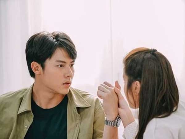 Ngày hôm ấy về nhà, tôi hoảng hốt khi thấy vợ cũ đang nằm trên giường còn vợ mới vừa hát vừa nấu nướng trong bếp