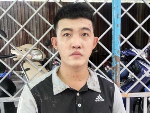 Bị truy đuổi vì trốn khai báo y tế, hai đối tượng rút dao doạ chém cảnh sát