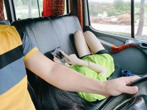 Tài xế lái Mercedes bị tố chuyên chụp trộm hành khách nữ, đăng công khai lên Facebook 'dìm hàng' gây phẫn nộ