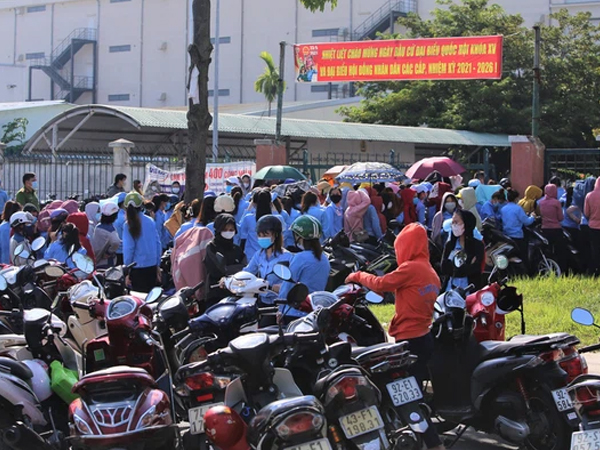 Hàng trăm công nhân ở Đà Nẵng chen chúc chờ lấy mẫu xét nghiệm sau khi công ty có ca dương tính SARS-CoV-2