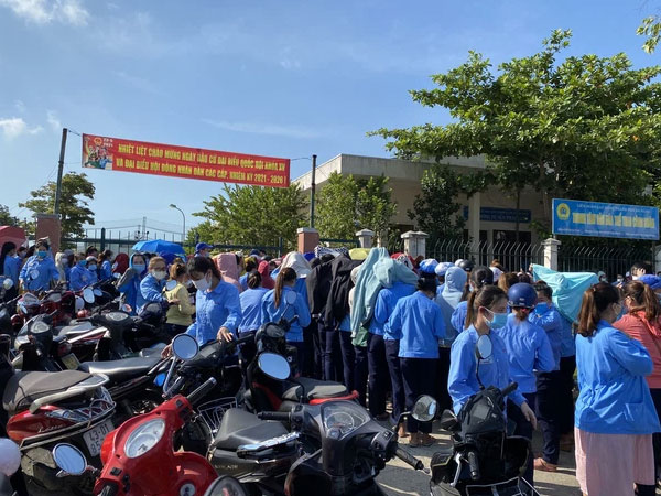 Đà Nẵng: Hãi hùng cảnh chen chúc chờ xét nghiệm Covid-19 ở công ty có ca dương tính