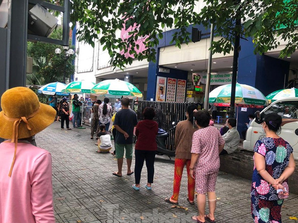 Cảnh đi chợ của người dân TPHCM: Phiếu mua hàng ngày chẵn lẻ, xếp hàng dài vào siêu thị