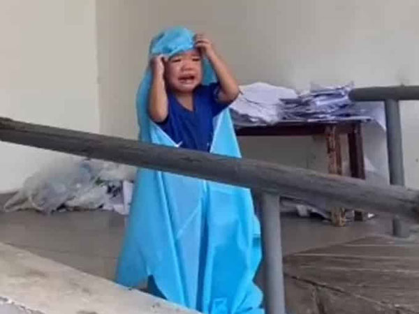 Hình ảnh em bé F0 mặc đồ bảo hộ kín mít, khóc nức nở đòi mẹ khiến mọi người xót xa