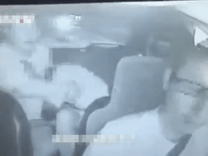 Tài xế taxi ăn 12 cú tát như trời giáng trong 30 giây chỉ vì can hành khách cãi nhau