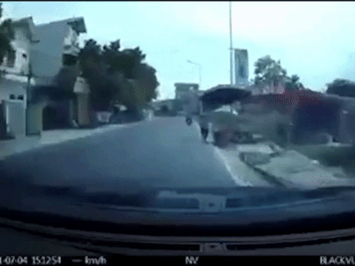 Lao vào quầy hàng bên đường, ô tô đâm hất văng người phụ nữ lên không trung