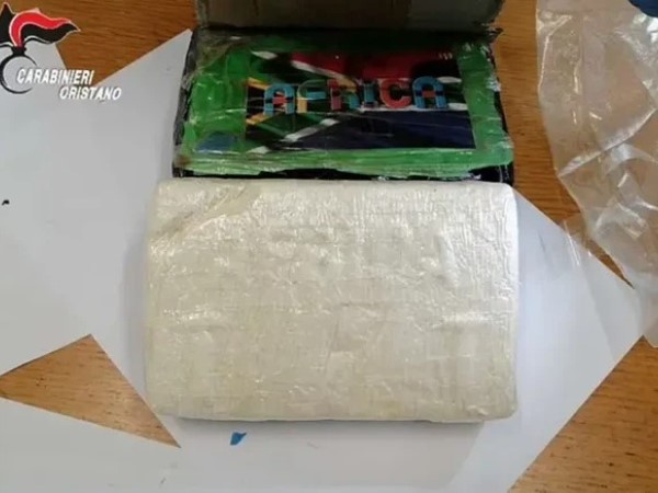 Cục ma túy nặng 8,5 cân trị giá gần 5 triệu đô bỗng dưng rơi trên trời xuống thủng mái nhà dân