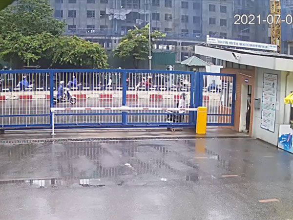 Nam sinh đến điểm thi muộn, gào khóc trước cổng trường có được dự thi tốt nghiệp THPT đợt 2?