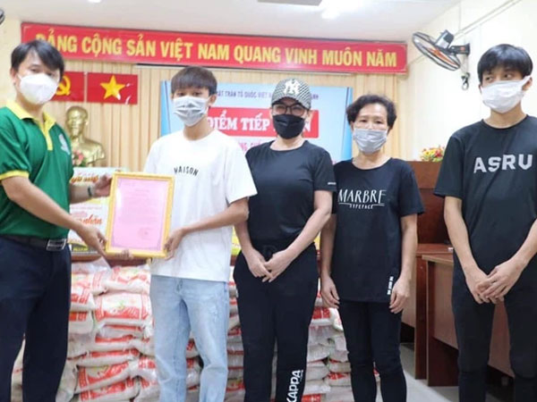 Mặc kệ drama, mẹ con Phi Nhung - Hồ Văn Cường vẫn âm thầm cùng nhau đi làm từ thiện